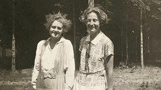 Milena Jesenská (vlevo) s maminkou Stai Fleischmannové v roce 1925