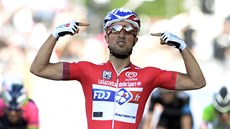 Francouzský cyklista Nacer Bouhanni se raduje z vítězství v desáté etapě Gira. 