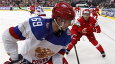 Ruského hokejistu Alexandra Burmistrova atakuje Blorus Vladimir Denisov. 