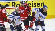 Kanadský hokejista Troy Brouwer v mlýnici ped finskou brankou. 