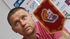 Hokejista Marek Melenovský po podpisu smlouvy s Jihlavou. 