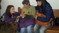 Matka zavra�d�né Inny s p�íbuznými na chodb� Krajského soudu v Plzni.