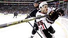 Obránce Alec Martinez z Los Angeles se chystá atakovat u mantinelu útoníka...