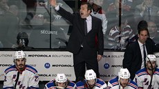 Kou hokejist New York Rangers Alain Vigneault se snaí marn burcovat svj...