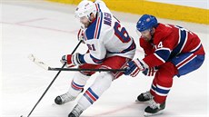 Tomá Plekanec (vpravo) z Montrealu se snaí ubránit  Ricka Nashe z NY Rangers.