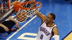 Russell Westbrook z Oklahomy úsp�n� zakon�uje útok v duelu se San Antoniem.