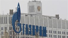 Logo Gazpromu před moskevským Bílým domem, kde sídlí vláda (dříve Dům sovětů)