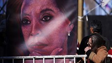 ena si prohlíí portrét argentinské prezidentky Cristiny Fernándezové  ped...