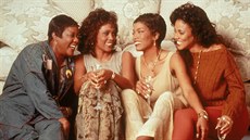 Whitney Houstonová a Angela Bassettová (vedle sebe uprost�ed) ve snímku A� si...