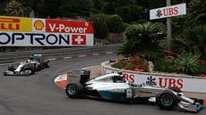 Nico Rosberg (vpravo) a Lewis Hamilton v mercedesech ovládli Velkou cenu Monaka.