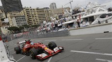 Kimi Räikkönen po startu Velké ceny Monaka. Za ním je nakonec v cíli tetí Daniel Ricciardo.