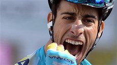 Fabio Aru slaví výhru v 15. etapě na Giru d´Italia.
