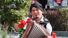 Harmoniku potkáte nejen v českých hospodách, ale i na turecké ulici.