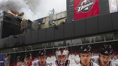 V Don�cku vyho�ela �ást hokejového stadionu (27. kv�tna 2014).