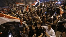 Píznivci Sísího slavili v noci slavili vítzství na námstí Tahrír (Káhira,...