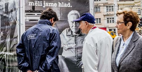 Kolemjdoucí si ped mobilním studiem  Pamti národa uvdomovali, e si...