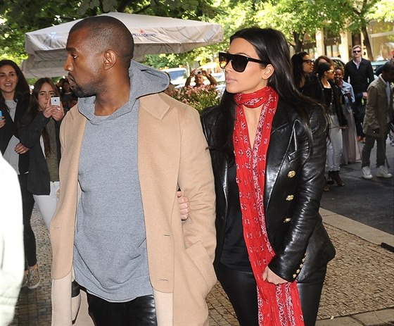 Kim Kardashianová a Kanye West budili v Praze pozornost. Lidé si je fotili na...