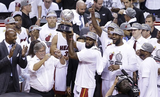 Basketbalisté Miami s trofejí pro vítze Východní konference NBA. 