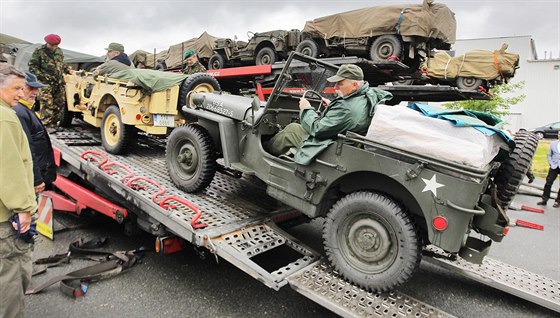 Nakládka historických vojenských vozidel z druhé světové války, která se...