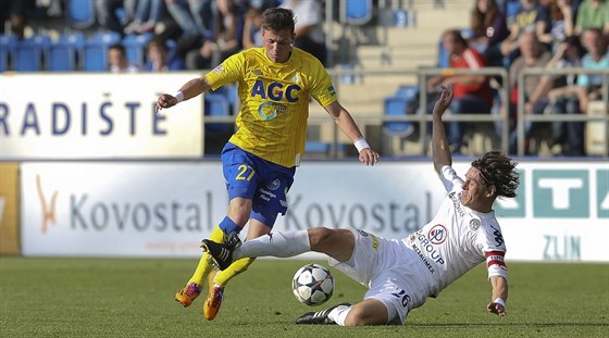 Slovácký stoper Jan Trousil (vpravo) blokuje Egona Vcha z Teplic.