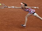 Polská tenistka Agnieszka Radwaská se natahuje po míku ve 3. kole Roland...