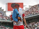 výcarský tenista Roger Federer si utírá pot bhem utkání 3. kola Roland Garros,