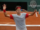 výcarský tenista Roger Federer zdraví diváky po postupu do 4. kola Roland...