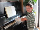 Lukáv mladí bratr Vojta poctiv trénuje na klavír i se zlomenou rukou.