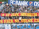 Jeden z etných transparent fanouk Baníku Ostrava a Slavie Praha. (31....