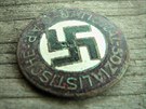 Kdopak se asi narychlo zbavoval tohoto stranického odznaku NSDAP u Rohatce?