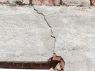Prasklina na domě v Kraslicích po sobotním zemětřesení, které bylo nejsilnější...