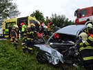 Dopravní nehoda osobního automobilu s autobusem mezi Počerny a Karlovými Vary.