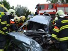 Dopravní nehoda osobního automobilu s autobusem mezi Počerny a Karlovými Vary.