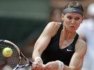 Lucie afáová vrací míek na Srbku Ivanoviovou ve 3. kole Roland Garros.