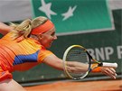 Ruská tenistka Svtlana Kuzncovová poutí raketu v souboji s Petrou Kvitovou. 