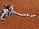 eská tenistka Petra Kvitová se snaí odvrátit míek, který na antukovém dvorci