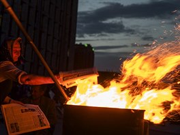 NA BARIKÁD. Ukrajinka piivuje plameny na barikádách ped jednou z...
