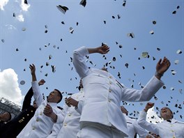 LÉTAJÍCÍ EPICE. Absolventi americké vojenské akademie West Point zakonují...