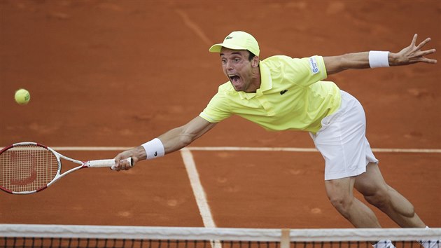 panlsk tenista Roberto Bautista Agut se natahuje po mku v utkn 3. kola Roland Garros proti Berdychovi.