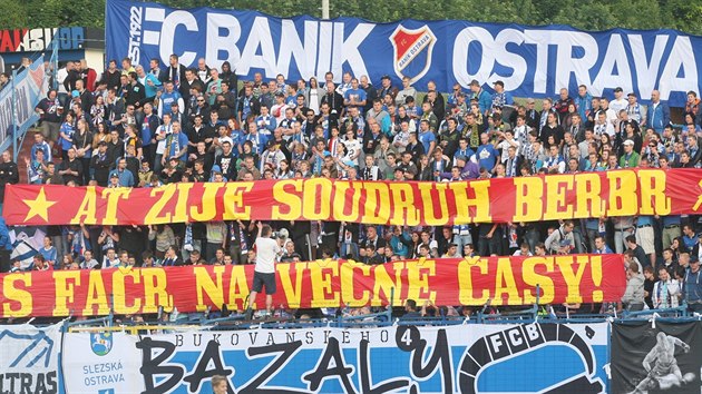 Jeden z etnch transparent fanouk Banku Ostrava a Slavie Praha. (31. kvtna 2014)