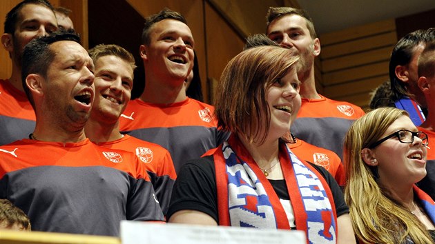 Fotbalisté FC Viktorie Plze� natá�eli 30. kv�tna spole�n� s fanou�ky a