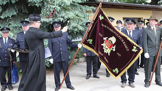 V Ořechově na Žďársku v sobotu oslavili 650 let obce. Církevní hodnostář na snímku žehná místním dobrovolným hasičům (31. května 2014).