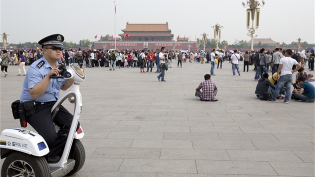 Psn bezpenostn opaten zavedla policie i na pekingskm nmst Nebeskho klidu. Na pt tden pipad vro krvavho potlaen tamn demonstrace v roce 1989 (31. kvtna 2014)