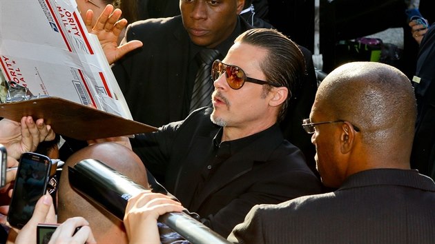 Brad Pitt ochotn rozdval autogramy, kdy se na nj Seuk vrhl (kvten 2014).