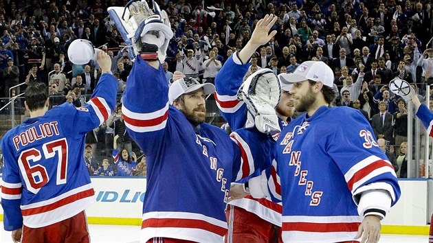 Henrik Lundqvist (druh zleva) z New York Rangers a jeho kolega Cam Talbot (vpravo) zdrav divky po rozhodujc vhe nad Montrealem.