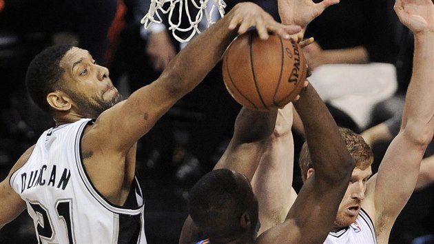 Tim Duncan (vlevo) ze San Antonia blokuje steleck pokus Serge Ibaky z tmu Oklahoma City.