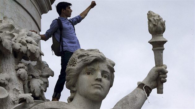 Francouzsk student na soe provolv hesla proti vtzstv krajn pravice Marine Le Penov ve francouzskch eurovolbch (29.5.2014)