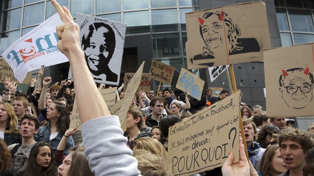 Protest francouzskch student proti vtzstv krajn pravice Marine Le Penov v eurovolbch. Jej portrt je vyzdoben ervenmi rky (nahoe).