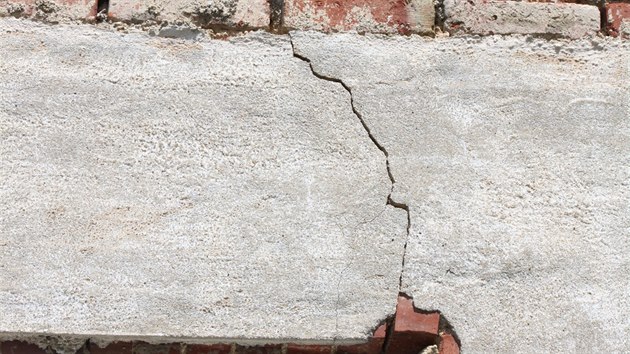 Prasklina na domě v Kraslicích po sobotním zemětřesení, které bylo nejsilnější od roku 1985 (31.5.2014).