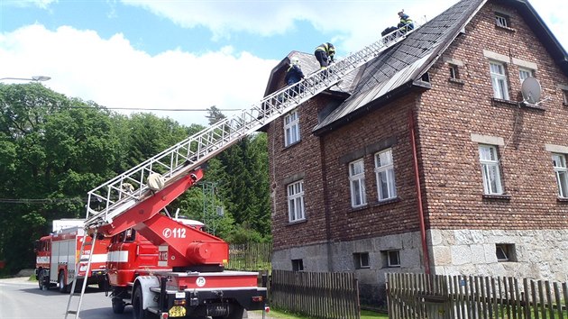 Zemtesení pokodilo komín na dom ve Stíbrné.
